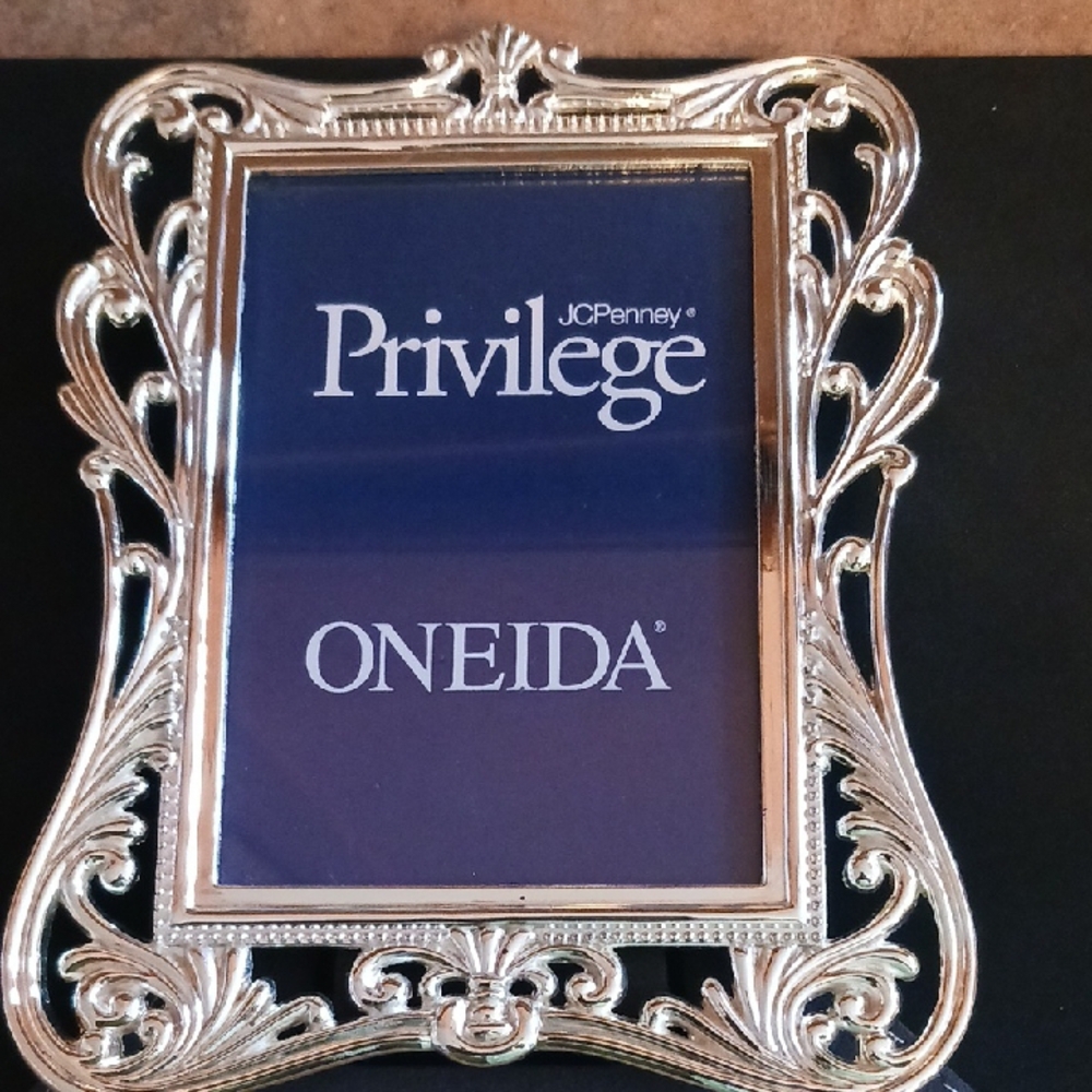 Oneida Goldtone Picture Frame - Picture 5 of 8